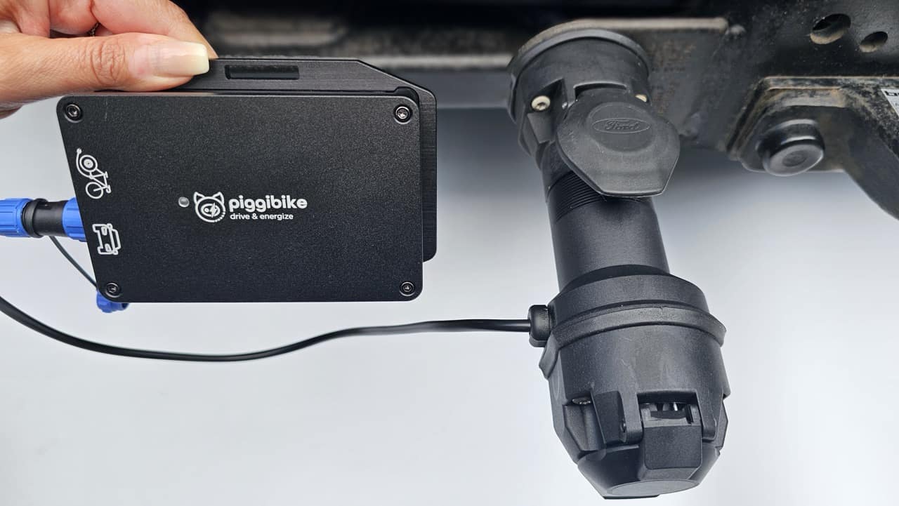 Piggiport steckt in der AHK und Piggibike ist darüber eingesteckt