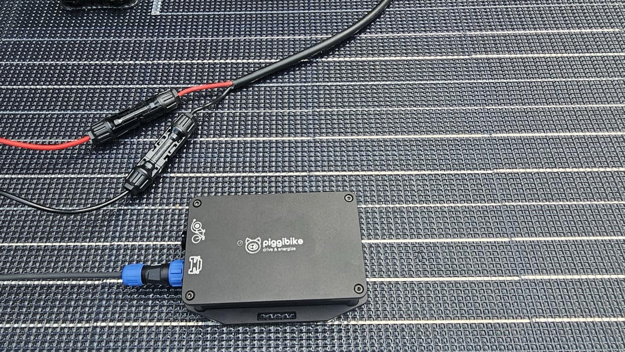 Piggibike liegt auf einem Solarpanel