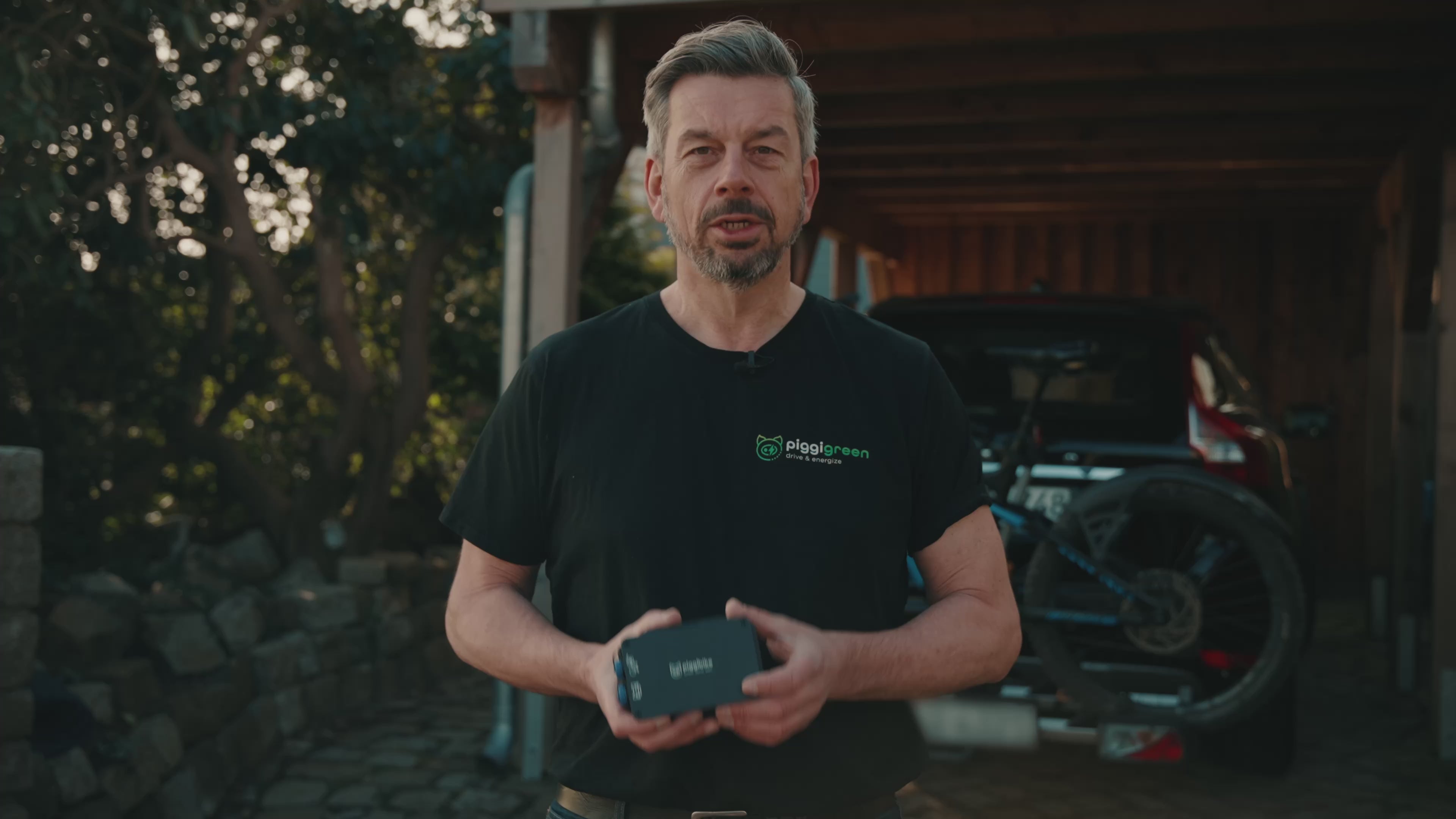 Video laden: Im Video erklärt der Gründer von Piggigreen anschaulich die verschiedenen Anwendungsmöglichkeiten des PiggiBike Ladegeräts. Schritt für Schritt zeigt er, wie man damit den E-Bike-Akku ganz einfach über eine 12-Volt-Quelle – zum Beispiel im Auto, Wohnmobil oder unterwegs – sicher und effizient laden kann.