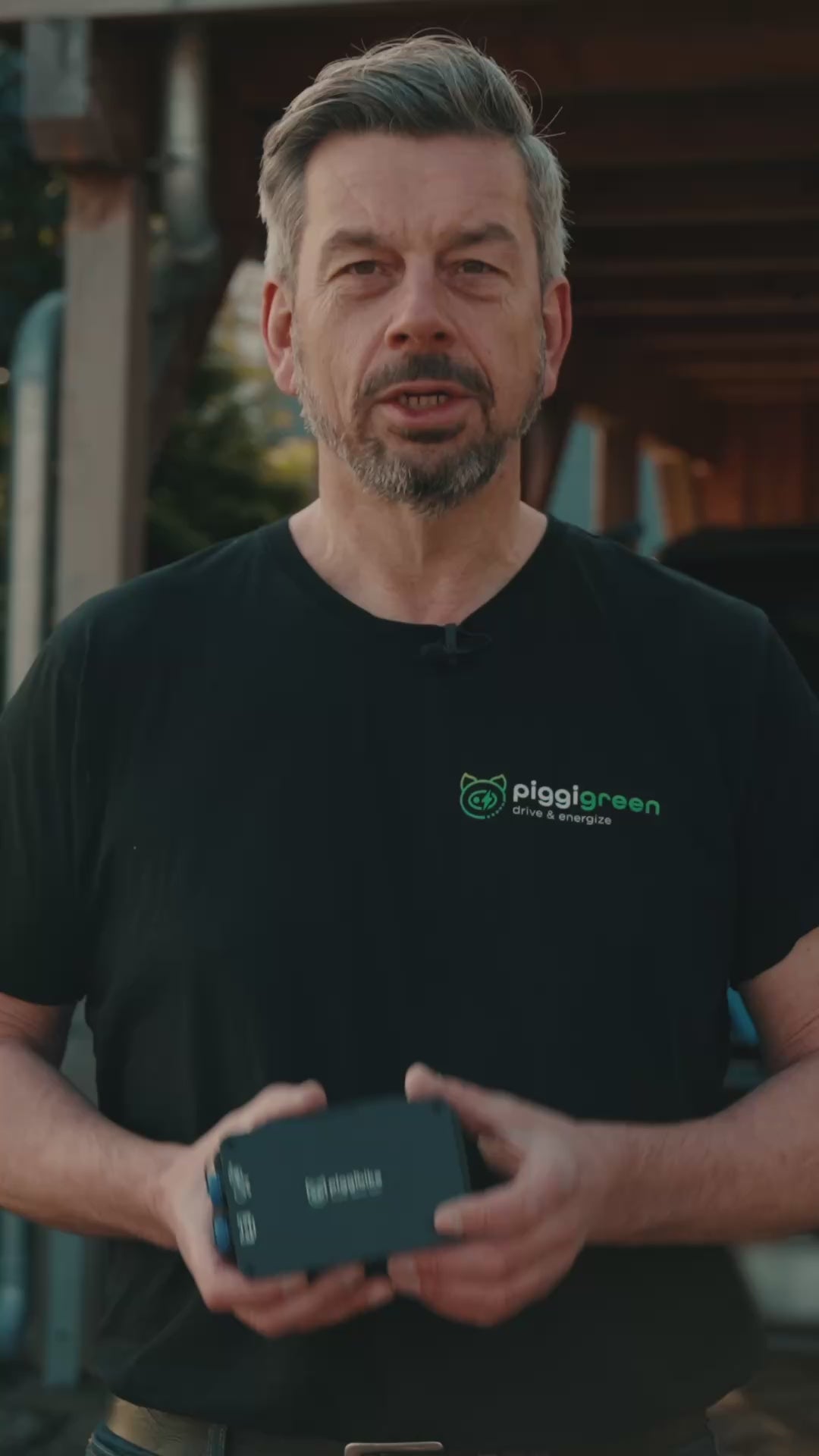 Video laden: Im Video erklärt der Gründer von Piggigreen anschaulich die verschiedenen Anwendungsmöglichkeiten des PiggiBike Ladegeräts. Schritt für Schritt zeigt er, wie man damit den E-Bike-Akku ganz einfach über eine 12-Volt-Quelle – zum Beispiel im Auto, Wohnmobil oder unterwegs – sicher und effizient laden kann.