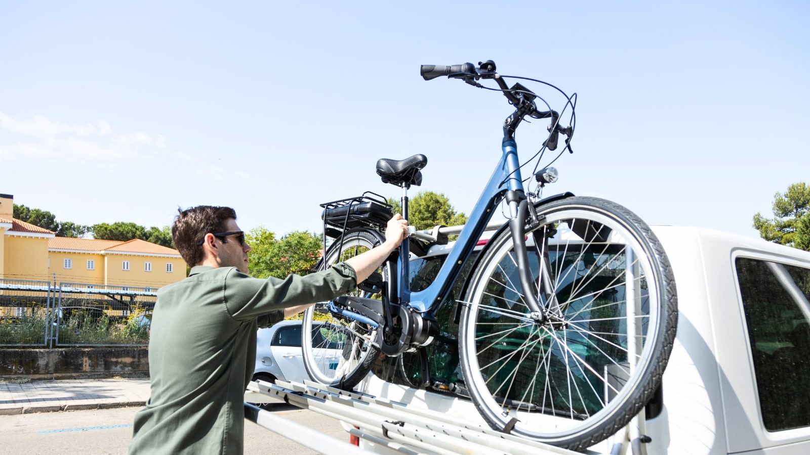 E-Bike auf Fahrradträger transportieren